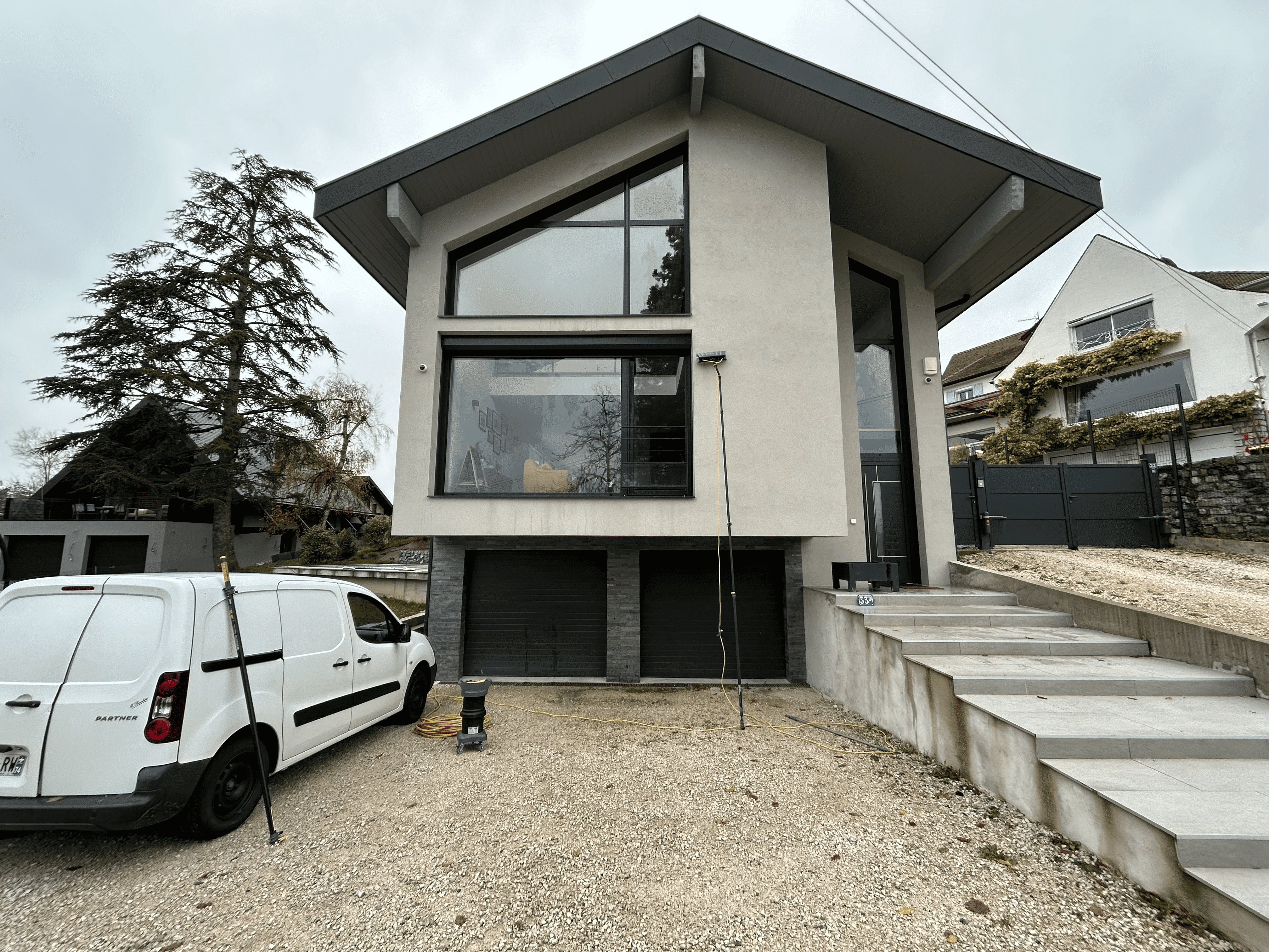 Nettoyage vitres et baies vitrées difficile d'accès chez un particulier